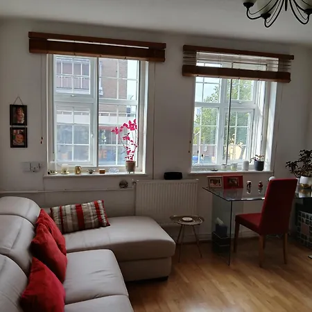 Sunny And Spacious Flat In Nw3